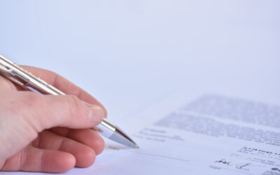 É obrigatório conter a assinatura de duas testemunhas no contrato?