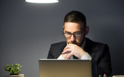 A empresa pode monitorar a atividade dos funcionários nas redes sociais dentro do trabalho?